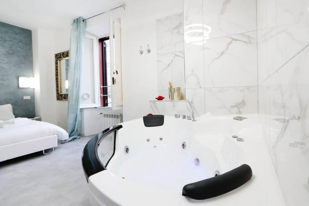 White Panoramic Jacuzzi Suite Trastevere - Top Collection Rome Extérieur photo