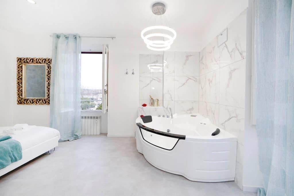 White Panoramic Jacuzzi Suite Trastevere - Top Collection Rome Extérieur photo