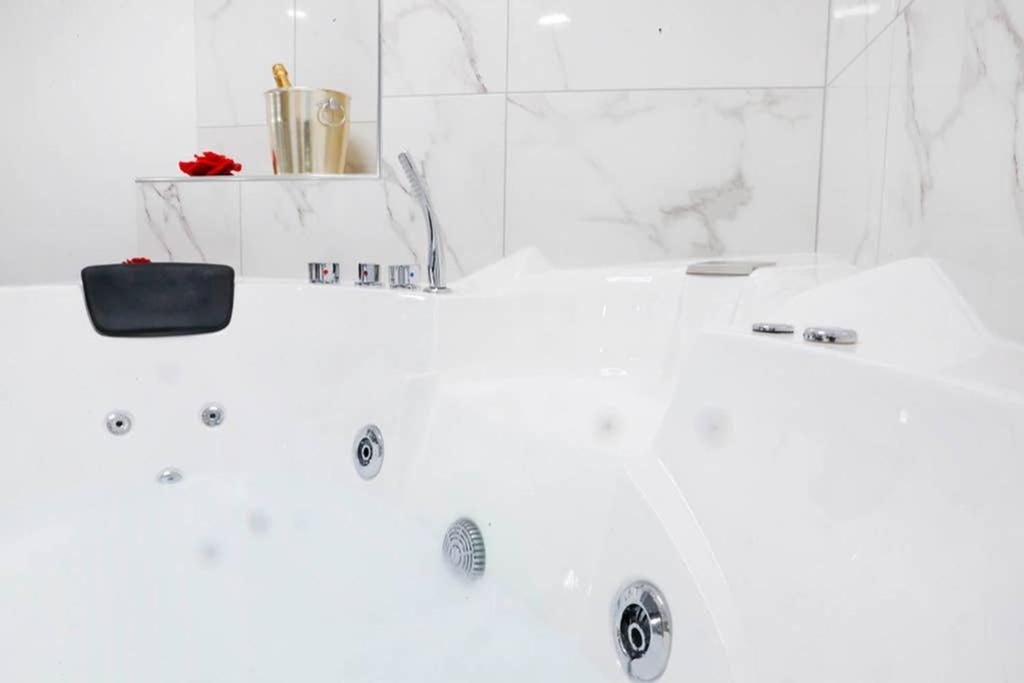 White Panoramic Jacuzzi Suite Trastevere - Top Collection Rome Extérieur photo