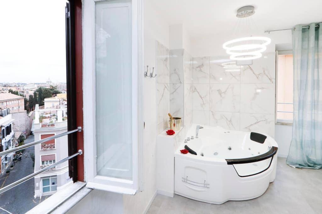 White Panoramic Jacuzzi Suite Trastevere - Top Collection Rome Extérieur photo